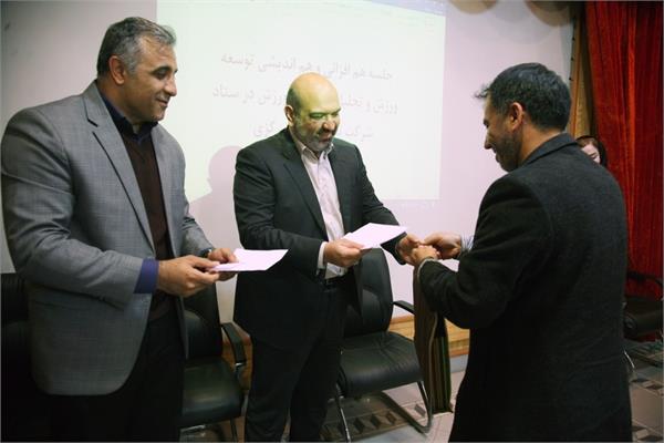 نشست هم اندیشی و هم افزایی ورزش کارکنان در شرکت نفت مناطق مرکزی ایران 7