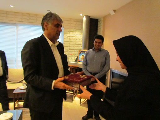 دیدار مدیر عامل شرکت نفت مناطق مرکزی ایران با خانواده شهدا 3